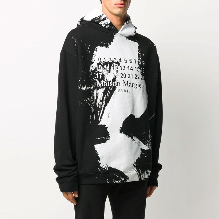 Shop Maison Margiela 潑濺彩漆黑色中性連帽衫 S50GU0151S25451900
