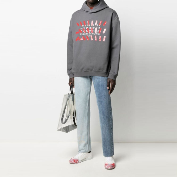 Lookbook メゾンマルジェラ SS21 グレー フーディー テープパターンプリント付き S30GU0148S25503814