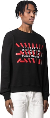 Sudadera Negra Maison Margiela SS21 con Logo de Cinta. S30GU0149S25503-900 Lookbook Sudadera Negra Maison Margiela SS21 con Logo de Cinta. S30GU0149S25503-900