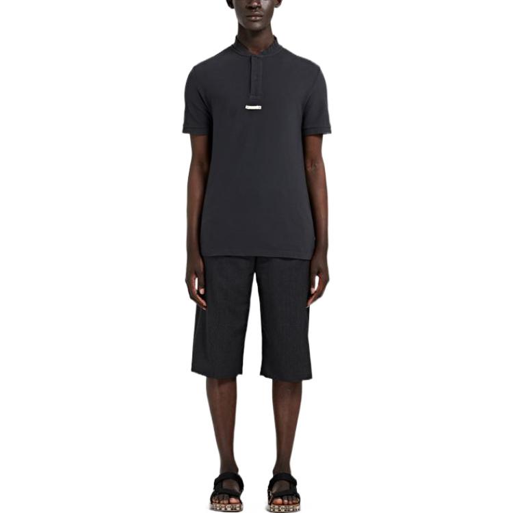 Lookbook Maison Margiela SS22 Kaos Polo Hitam dengan Kerah Kancing Snap. S50GL0041S23978855