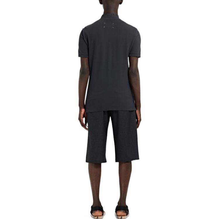 Shop Maison Margiela SS22 Kaos Polo Hitam dengan Kerah Kancing Snap. S50GL0041S23978855