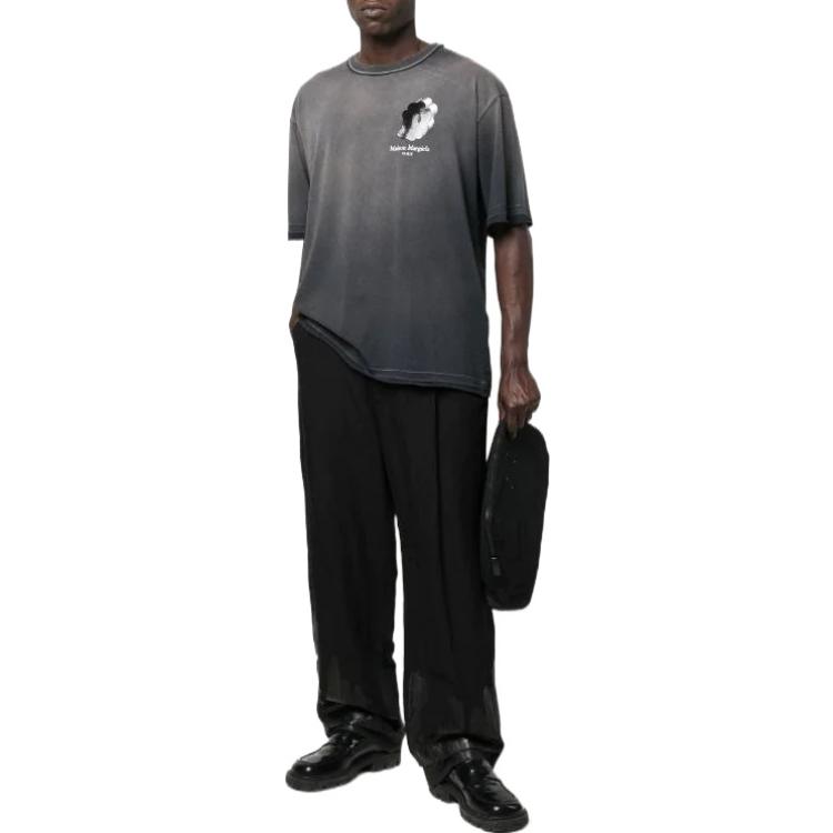 Lookbook メゾンマルジェラ SS22 ダメージロゴプリント コットン クルーネックTシャツ グレー S50GC0670S24341855