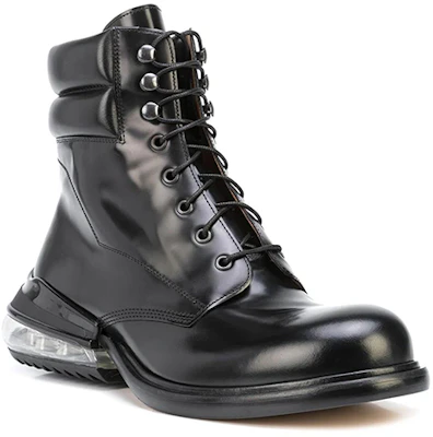 Maison Margiela Stivali Tabi ''Neri in Pelle Lucida con Lacci'' S57WU0224P3827H8396 Lookbook Maison Margiela Stivali Tabi ''Neri in Pelle Lucida con Lacci'' S57WU0224P3827H8396