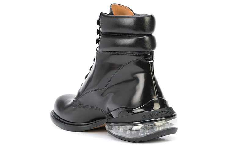 Shop Maison Margiela 黑色漆皮系带靴 Tabi S57WU0224P3827H8396