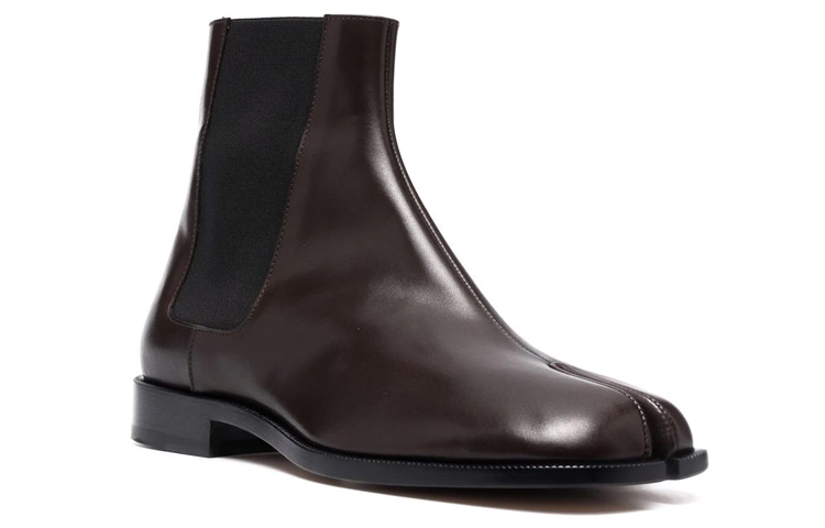 Lookbook Maison Margiela Tabi "Stivaletto Chelsea in Pelle di Vitello Marrone" S57WU0150P3292H8787