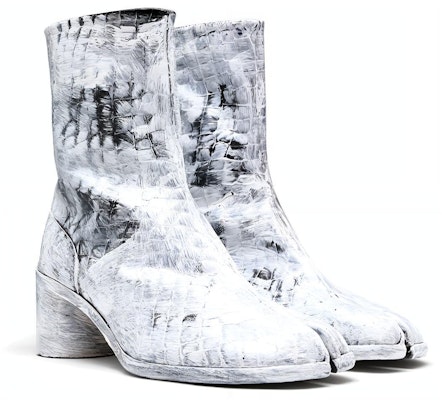 메종 마르지엘라 타비 크록 화이트 (Maison Margiela Tabi Croc White) S57WU0132P4094H1532 Lookbook 메종 마르지엘라 타비 크록 화이트 (Maison Margiela Tabi Croc White) S57WU0132P4094H1532