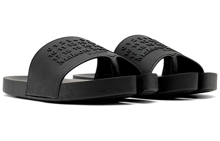 Lookbook Maison Margiela Tabi Pool Slide 'Black Raven' Sandal Kolam. S57WX0075-P4027-T8008