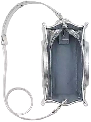 Marc Jacobs 銀色金屬質感小號皮革托特包 Lookbook Marc Jacobs 銀色金屬質感小號皮革托特包