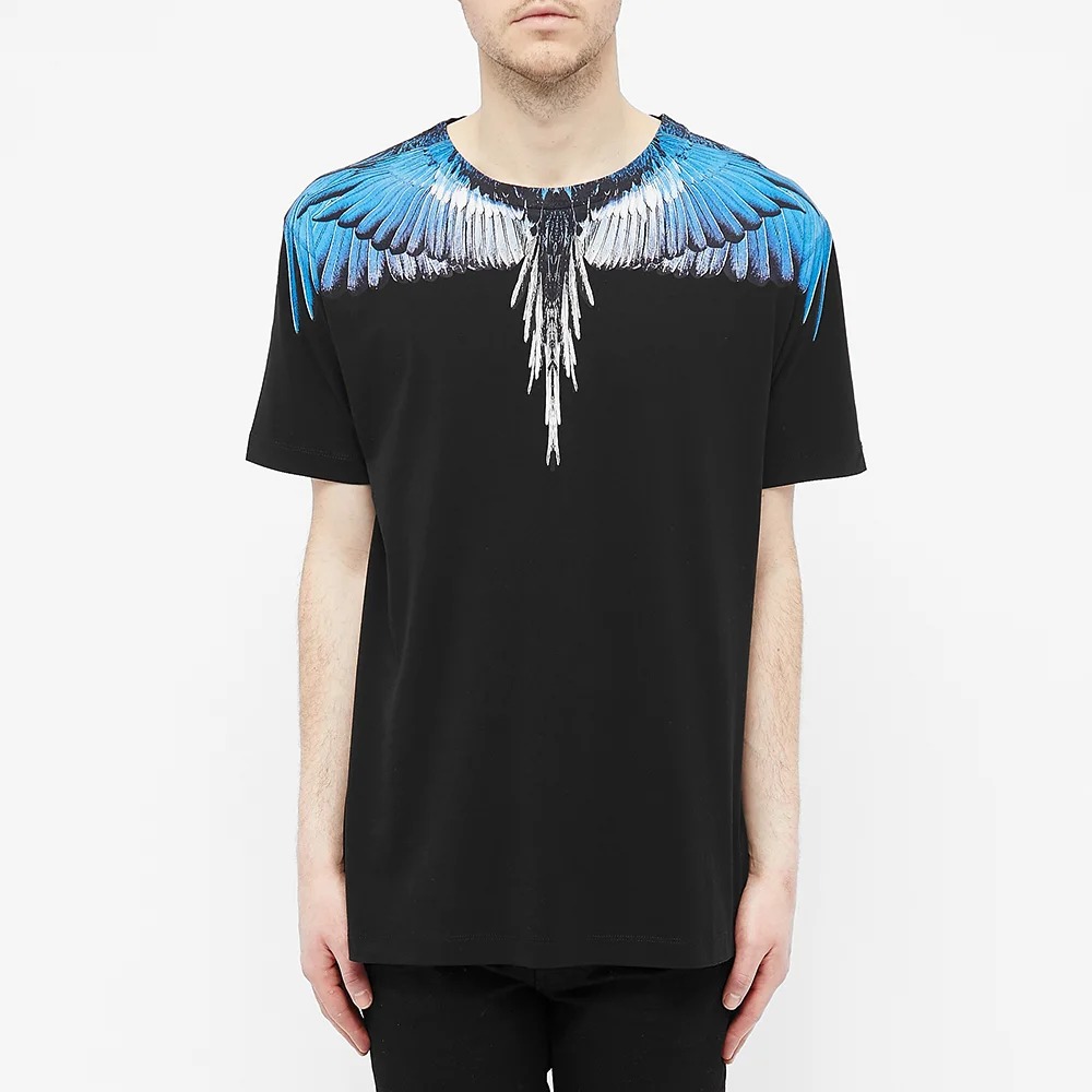 Lookbook Camiseta Negra Marcelo Burlon Cuello Redondo con Alas Azul Hielo. CMAA018S20JER0011045