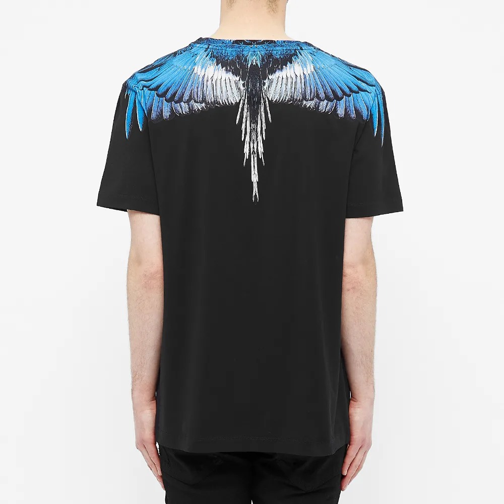 Shop Camiseta Negra Marcelo Burlon Cuello Redondo con Alas Azul Hielo. CMAA018S20JER0011045