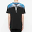 Shop Camiseta Negra Marcelo Burlon Cuello Redondo con Alas Azul Hielo. CMAA018S20JER0011045