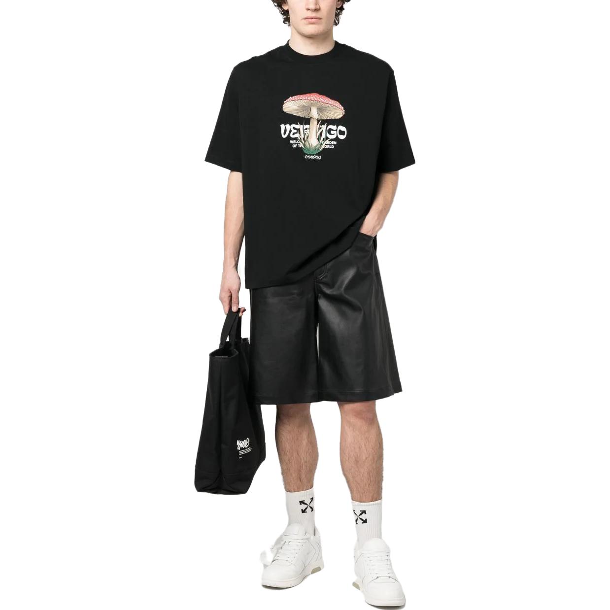 Lookbook Marcelo Burlon Camiseta Negra Oversize con Diseño de Letra y Hongos. CMAA054S23JER0051001