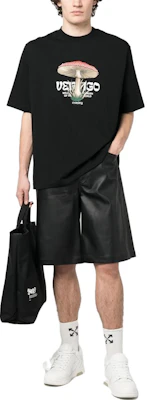 Marcelo Burlon Camiseta Negra Oversize con Diseño de Letra y Hongos. CMAA054S23JER0051001 Lookbook Marcelo Burlon Camiseta Negra Oversize con Diseño de Letra y Hongos. CMAA054S23JER0051001