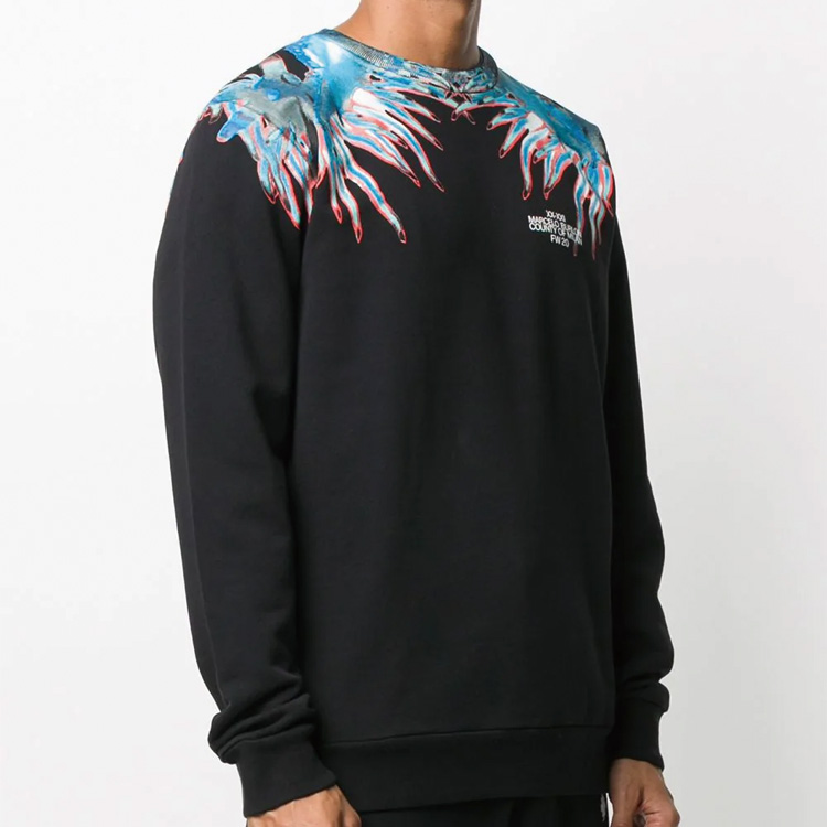 Lookbook Sudadera Negra Marcelo Burlon con Estampado Caracol de Mar. CMBA009F20FLE0061040