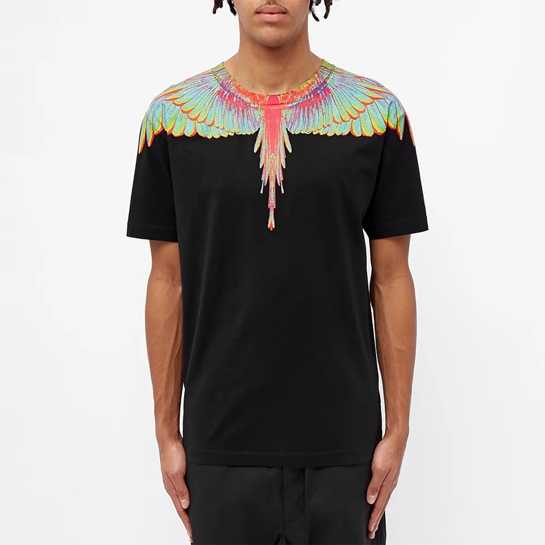 Lookbook Camiseta Marcelo Burlon Negra con Estampado de Alas Fluorescentes. CMAA018R20JER0081040