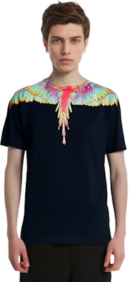 Camiseta Marcelo Burlon Negra con Estampado de Alas Fluorescentes. CMAA018R20JER0081040 Sizing Camiseta Marcelo Burlon Negra con Estampado de Alas Fluorescentes. CMAA018R20JER0081040