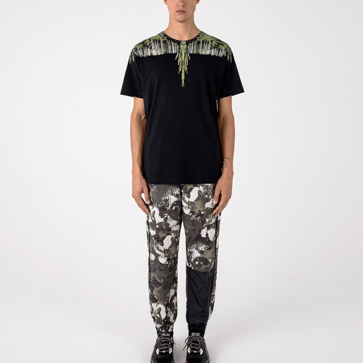 Shop Marcelo Burlon Camiseta Negra con Diseño de Alas. CMAA018R20JER0191055