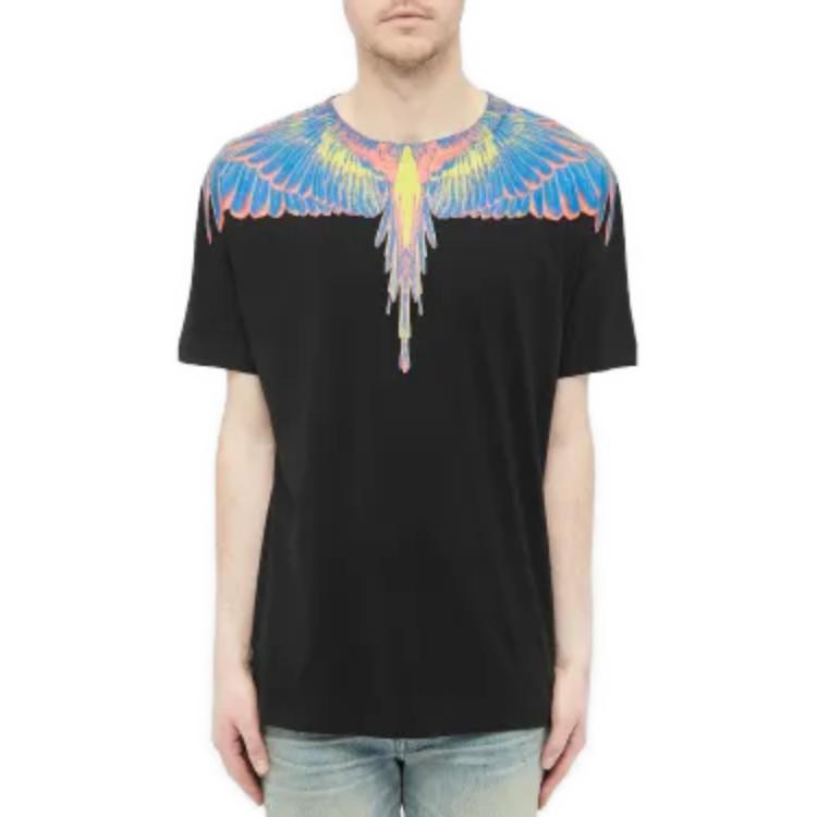 Lookbook Camiseta Negra Marcelo Burlon con Estampado de Alas y Cuello Redondo. CMAA018S20JER0011084