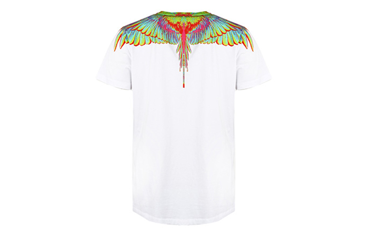 Lookbook Camiseta Blanca Marcelo Burlon con Estampado de Alas Rosas Fluorescentes. CMAA018R20JER0080140