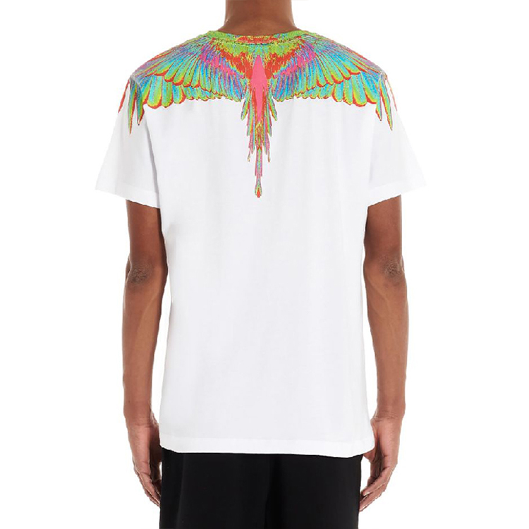 Sizing Camiseta Blanca Marcelo Burlon con Estampado de Alas Rosas Fluorescentes. CMAA018R20JER0080140