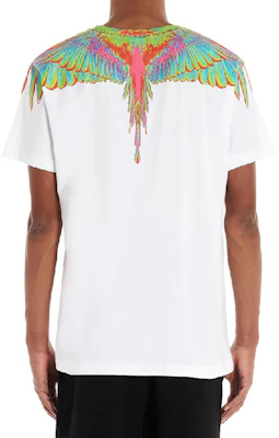 Camiseta Blanca Marcelo Burlon con Estampado de Alas Rosas Fluorescentes. CMAA018R20JER0080140 Sizing Camiseta Blanca Marcelo Burlon con Estampado de Alas Rosas Fluorescentes. CMAA018R20JER0080140