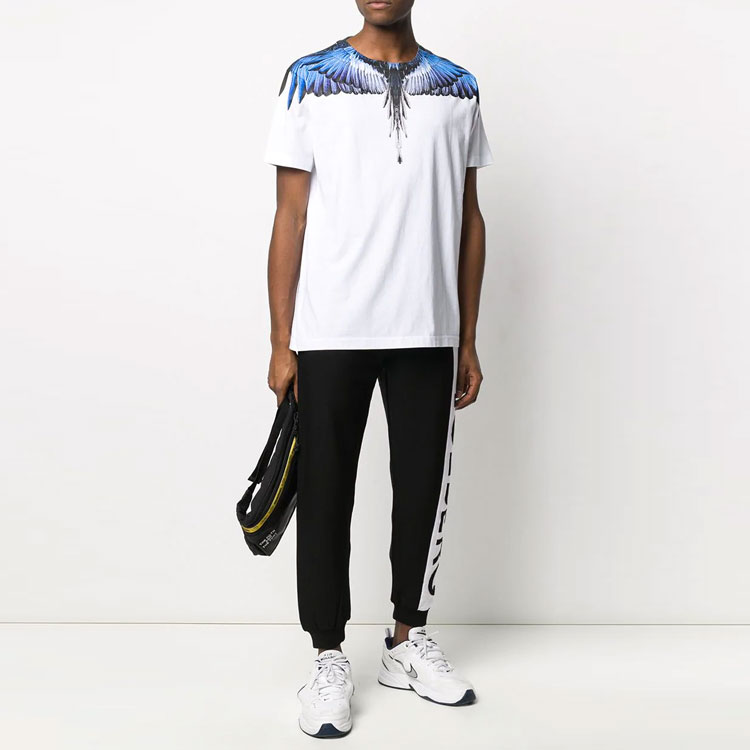 Shop Camiseta Blanca Marcelo Burlon con Estampado de Alas en Degradado Morado-Azul. CMAA018S20JER0010145