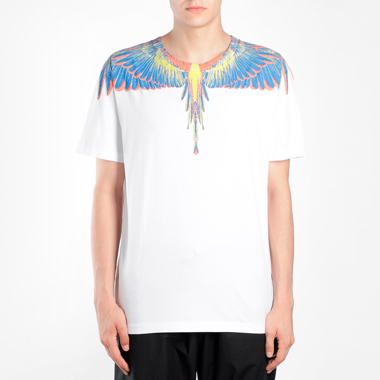 Lookbook Marcelo Burlon Camiseta Blanca con Estampado de Alas Rojas y Amarillas. CMAA018S20JER0010184