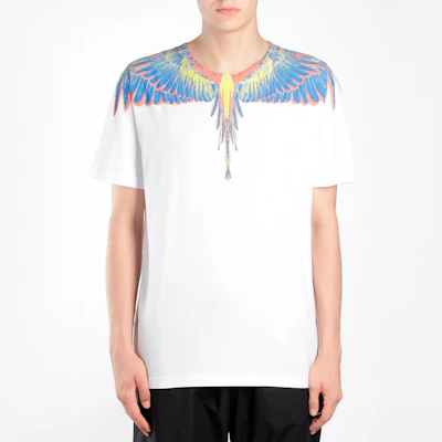 Marcelo Burlon Camiseta Blanca con Estampado de Alas Rojas y Amarillas. CMAA018S20JER0010184 Lookbook Marcelo Burlon Camiseta Blanca con Estampado de Alas Rojas y Amarillas. CMAA018S20JER0010184