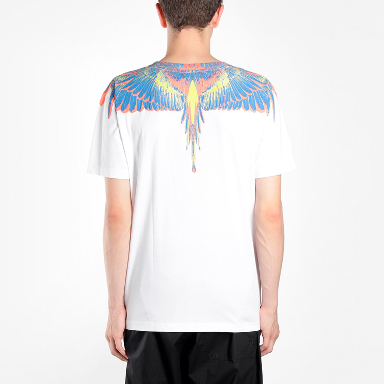 Shop Marcelo Burlon Camiseta Blanca con Estampado de Alas Rojas y Amarillas. CMAA018S20JER0010184