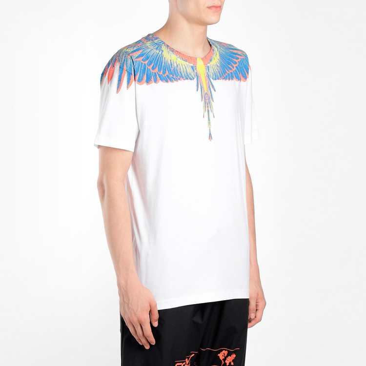 Purchase Marcelo Burlon Camiseta Blanca con Estampado de Alas Rojas y Amarillas. CMAA018S20JER0010184