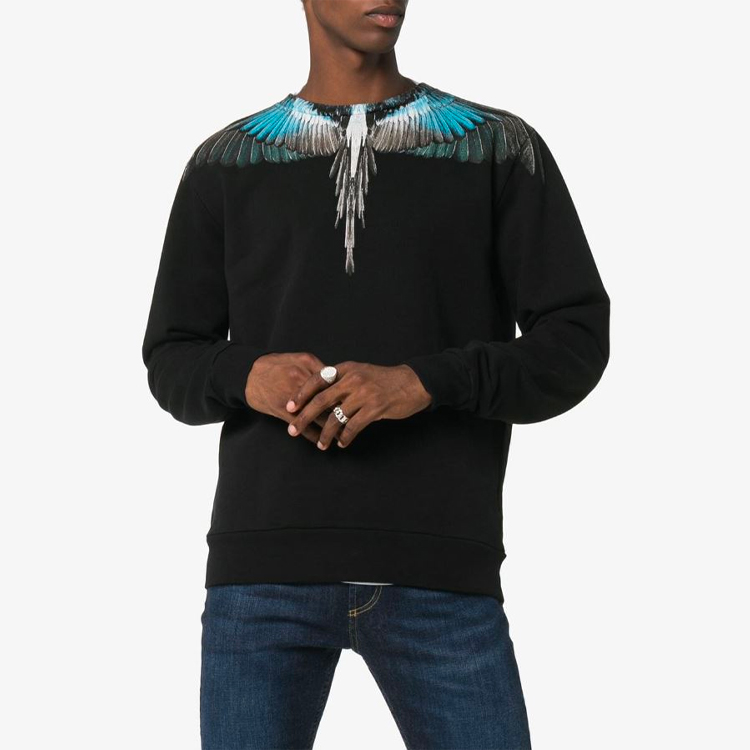 Lookbook Sudadera Negra Marcelo Burlon AW19 con Diseño de Alas Azul Hielo. CMBA009E196300091088
