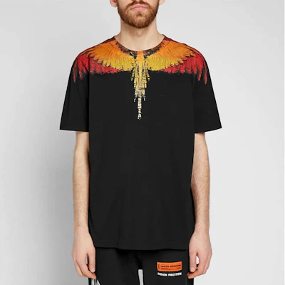 Camiseta Negra Marcelo Burlon con Estampado de Alas Naranjas - Idea de Regalo CMAA018S190010231088 Lookbook Camiseta Negra Marcelo Burlon con Estampado de Alas Naranjas - Idea de Regalo CMAA018S190010231088