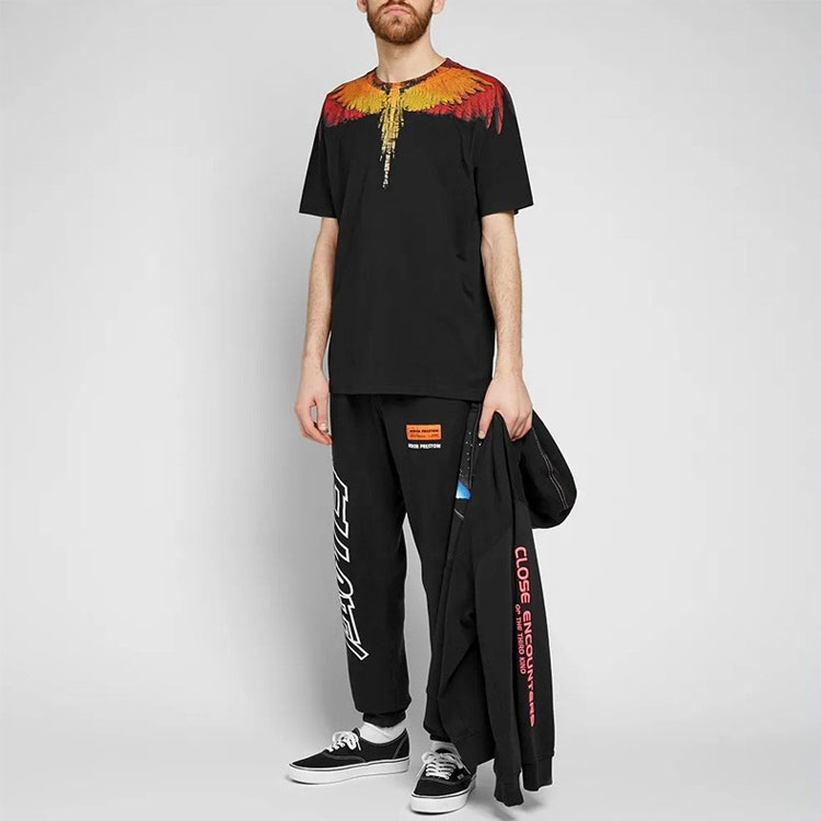 Purchase Camiseta Negra Marcelo Burlon con Estampado de Alas Naranjas - Idea de Regalo CMAA018S190010231088