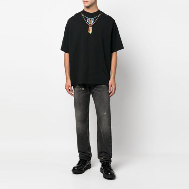 Lookbook Marcelo Burlon County of Milan Kaos Hitam Feather Necklace. CMAA054C99JER0021025