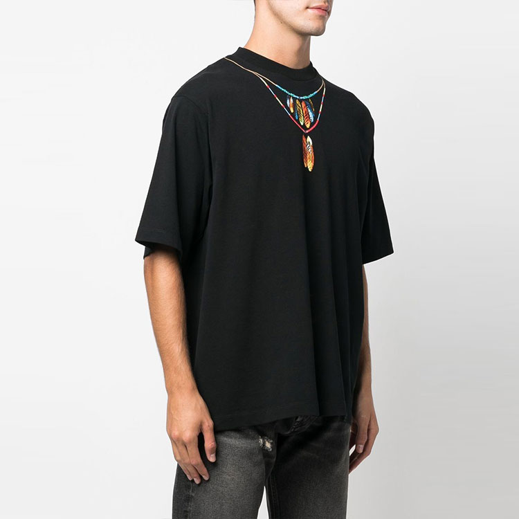 Purchase Marcelo Burlon County of Milan Kaos Hitam Feather Necklace. CMAA054C99JER0021025