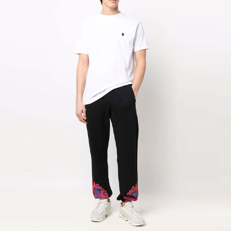 Lookbook Camiseta Blanca Marcelo Burlon FW22 Logo Bordado Crewneck. CMAA018C99JER0020110