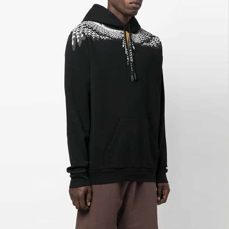 Shop Marcelo Burlon FW22 黑色翅膀印花連帽長袖上衣 CMBB007F22FLE0021007