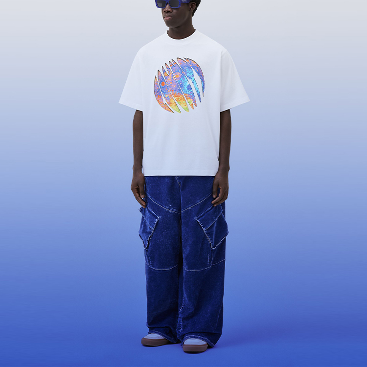 Shop Marcelo Burlon FW23 Camiseta Blanca con Estampado Multicolor de Luna. CMAA054F23JER0060140