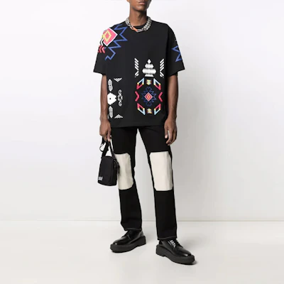 Marcelo Burlon SS21 Camiseta Negra de Manga Corta con Estampado Geométrico. CMAA054S21JER0031084 Lookbook Marcelo Burlon SS21 Camiseta Negra de Manga Corta con Estampado Geométrico. CMAA054S21JER0031084