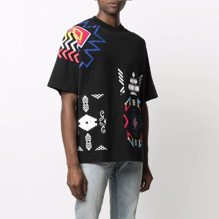 Purchase Marcelo Burlon SS21 Camiseta Negra de Manga Corta con Estampado Geométrico. CMAA054S21JER0031084
