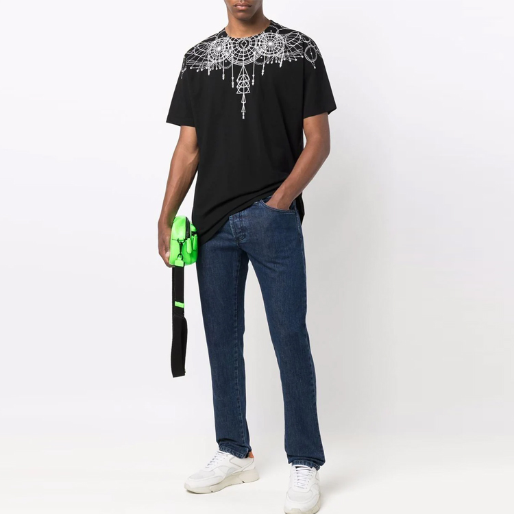 Lookbook Camiseta Negra Marcelo Burlon SS21 con Patrón Geométrico Crewneck CMAA018F21JER0061001