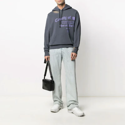 Marcelo Burlon SS21 Logo Print Bleached Hoodie Lelaki Kelabu. CMBB007R21FLE0054935 Lookbook Marcelo Burlon SS21 Logo Print Bleached Hoodie Lelaki Kelabu. CMBB007R21FLE0054935