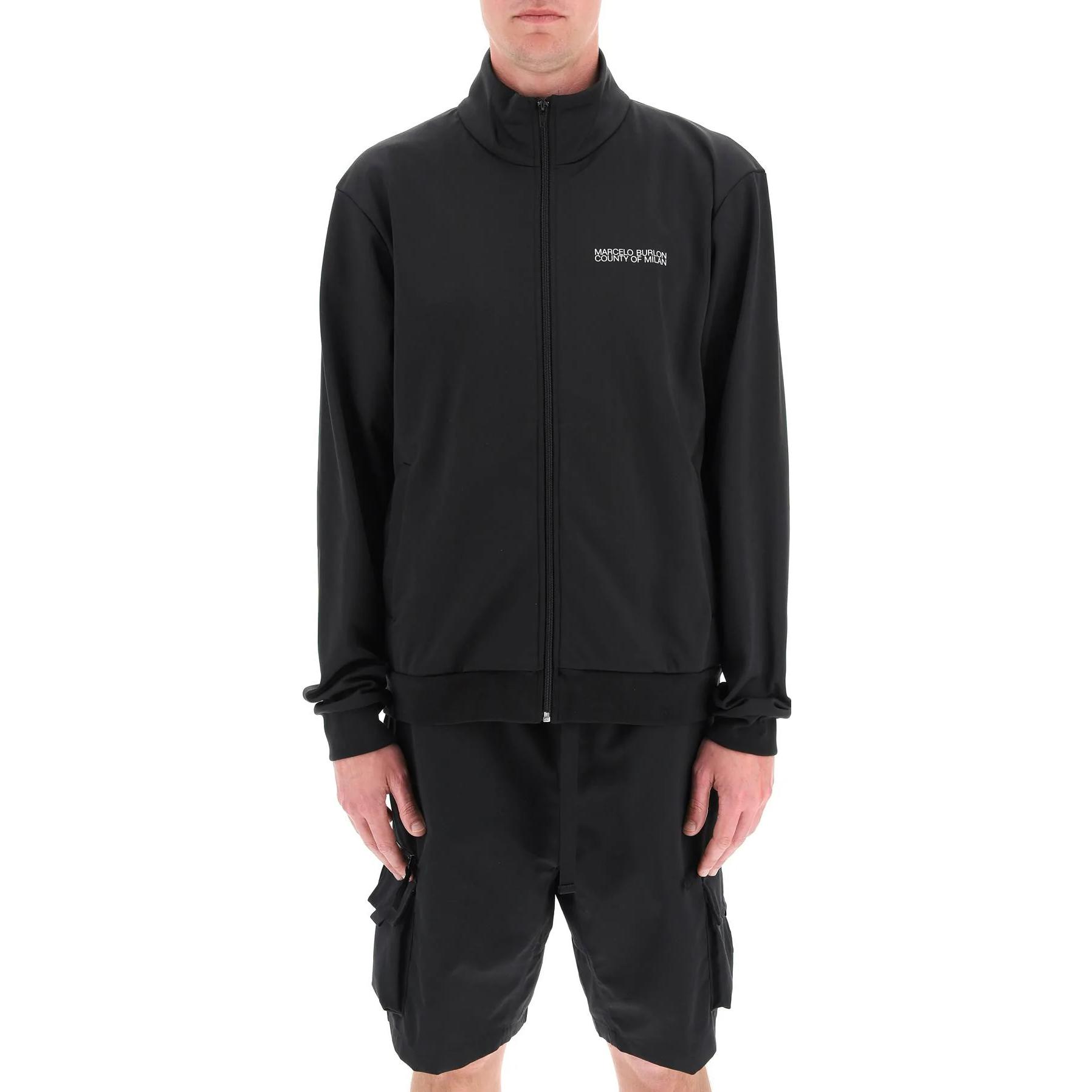 Lookbook Chaqueta Negra de Marcelo Burlon SS22 con Cuello Alto y Mangas Largas Estampadas Moda CMBD007C99JER001100