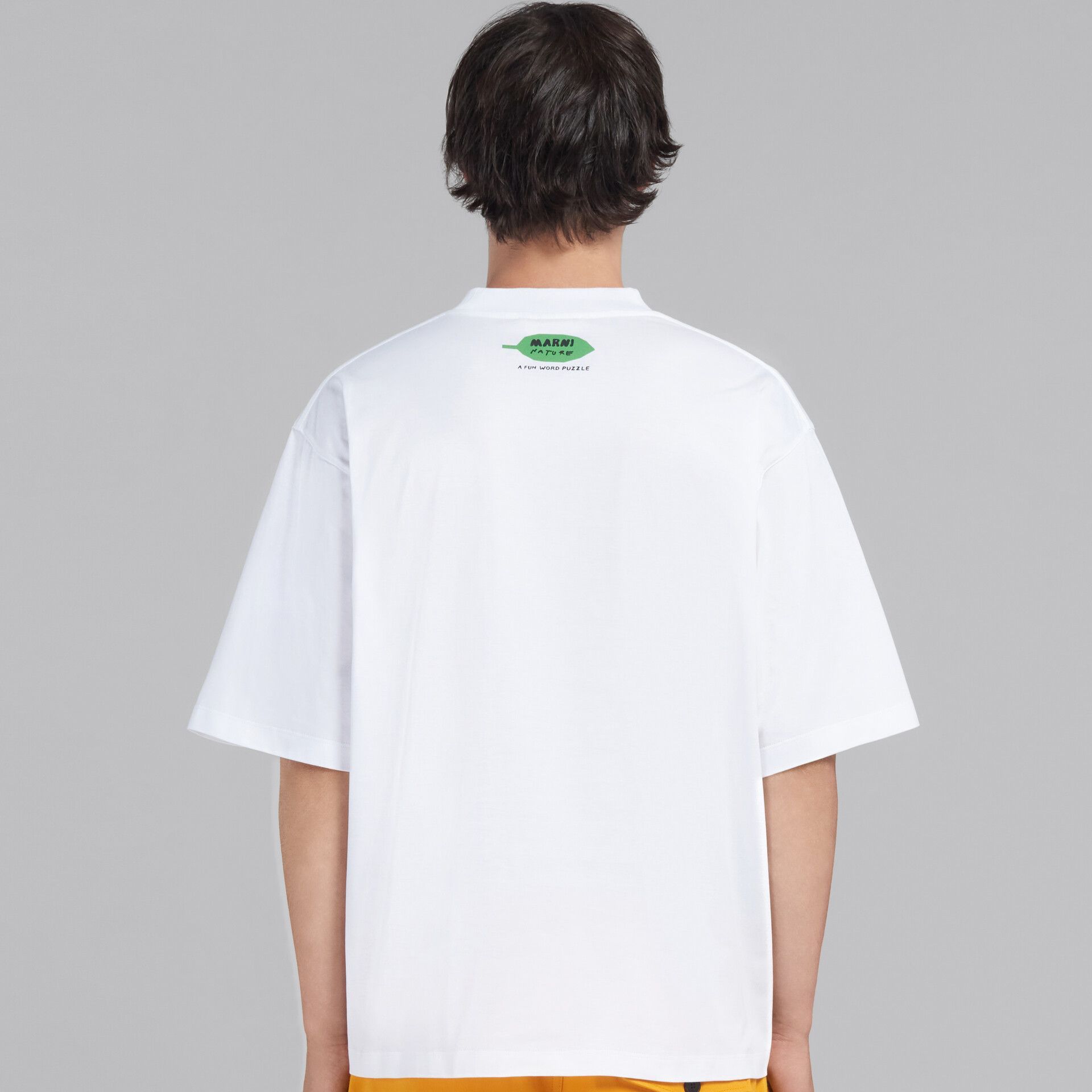 Shop MARNI オーバーサイズ ホワイトTシャツ レタープリントデザイン. HUMU0223PPUSCW19FWW01