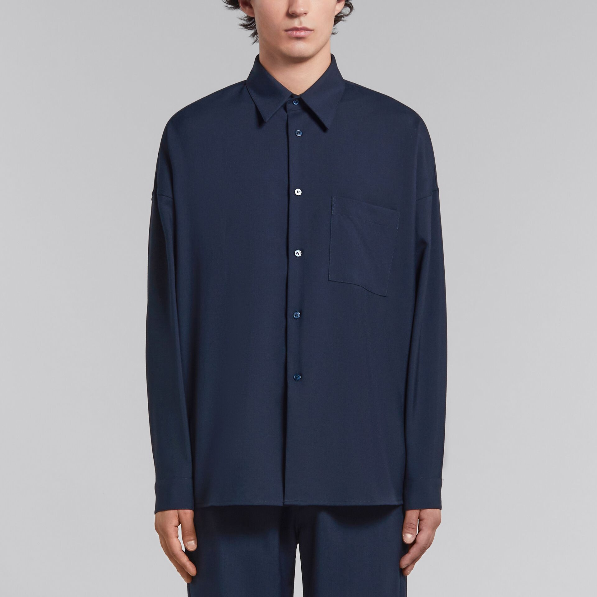 Lookbook 마르니 남성 네이비 블루 솔리드 컬러 버튼업 캐주얼 긴팔 셔츠 CUMU0061A3TW83900B99