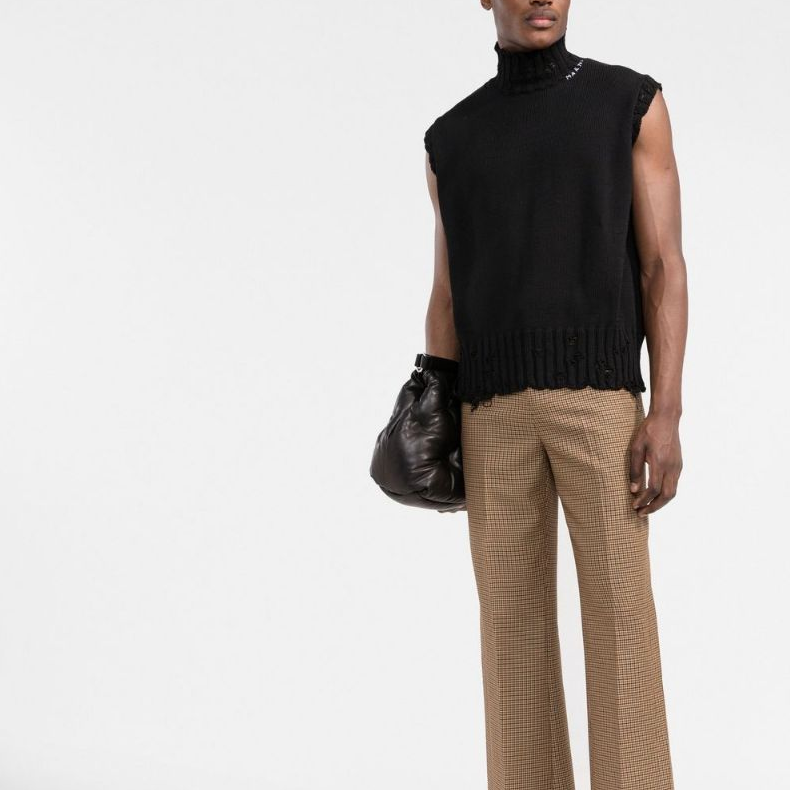 Lookbook MARNI SS22 黑色復古無袖高領毛衣。 DVMG0045A0UFC65200N99