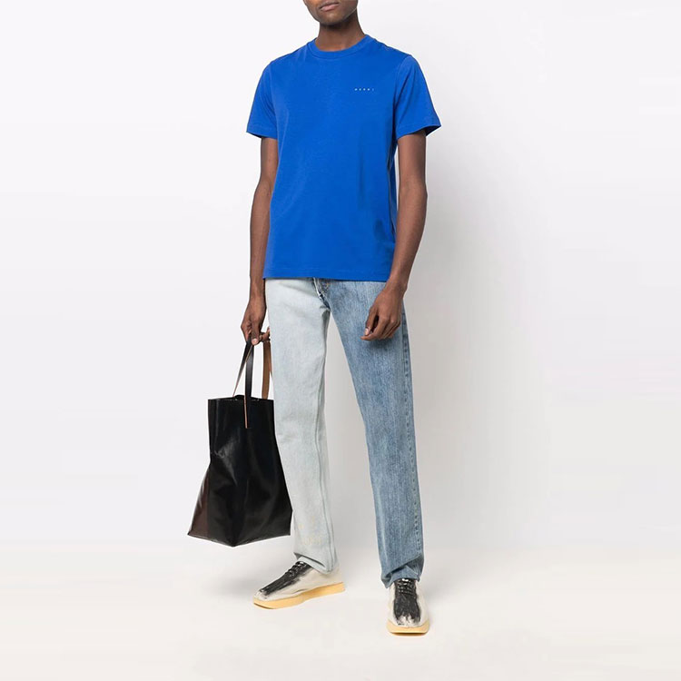 Lookbook 마르니 SS22 로고 프린트 블루 반팔 티셔츠. HUMU0170X1-UTCZ57-00B55