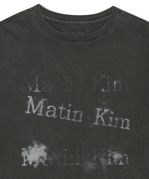 Lookbook Matin Kim Pigment Graffiti Logo Top in Charcoal MK2634TS312UCH