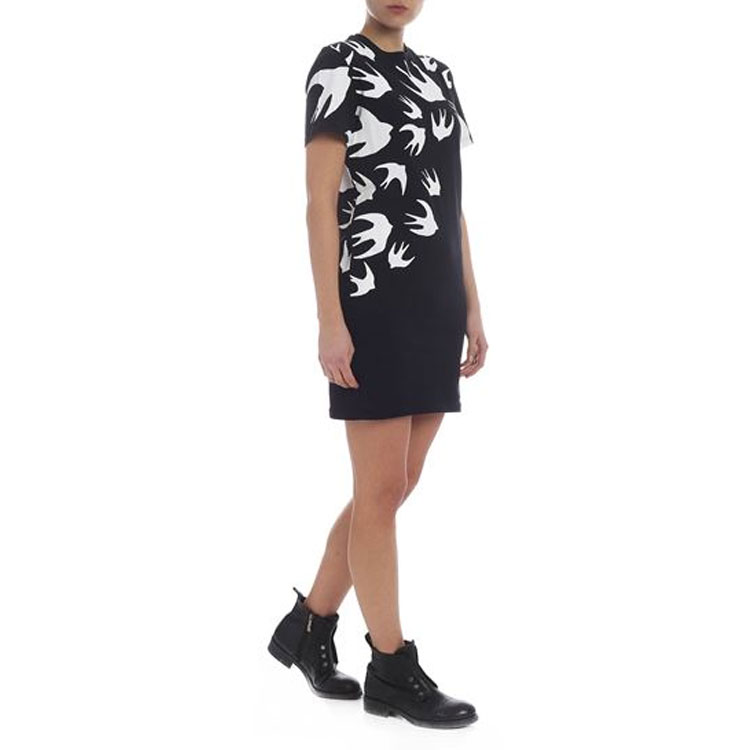 Shop McQ Alexander McQueen Swallow Print Crew Neck Dress Hitam Hadiah 520 395772-RLT71-1000