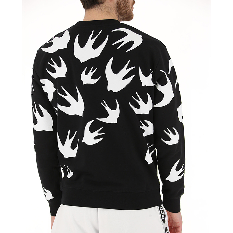 Shop 맥큐 알렉산더 맥퀸 유니섹스 스왈로우 블랙 긴팔 스웨트셔츠 348190-RLT72-1000